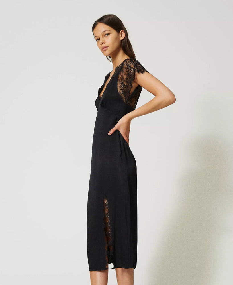 Robe mi-longue satinée à décolleté profond