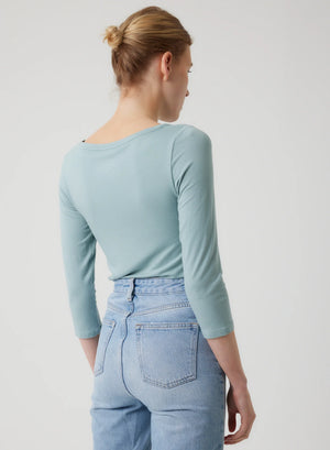 Tee-shirt doux à encolure dégagée