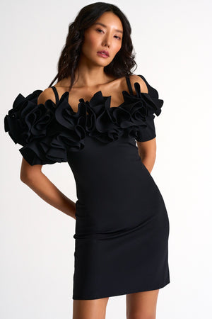 Robe courte volantée à épaules dénudées