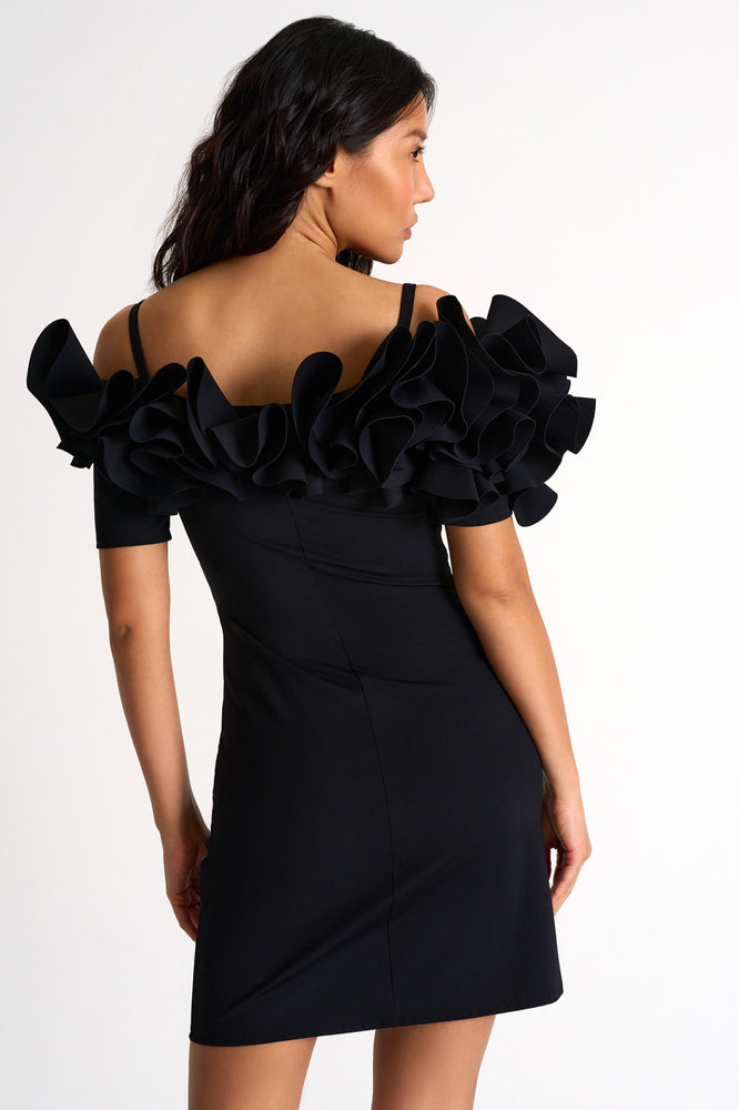 Robe courte volantée à épaules dénudées