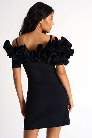 Robe courte volantée à épaules dénudées