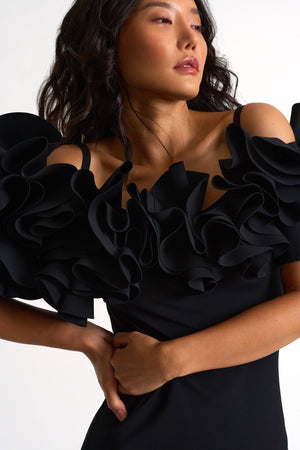 Robe courte volantée à épaules dénudées