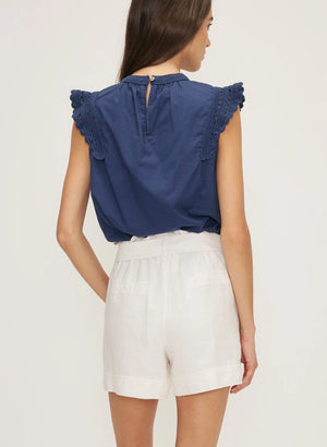 Short ceinturé à taille extensible en lin