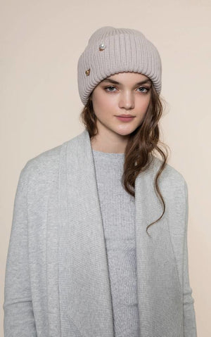 Knitted tuque with Anissa brooch