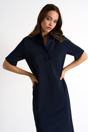 Robe courte à encolure polo