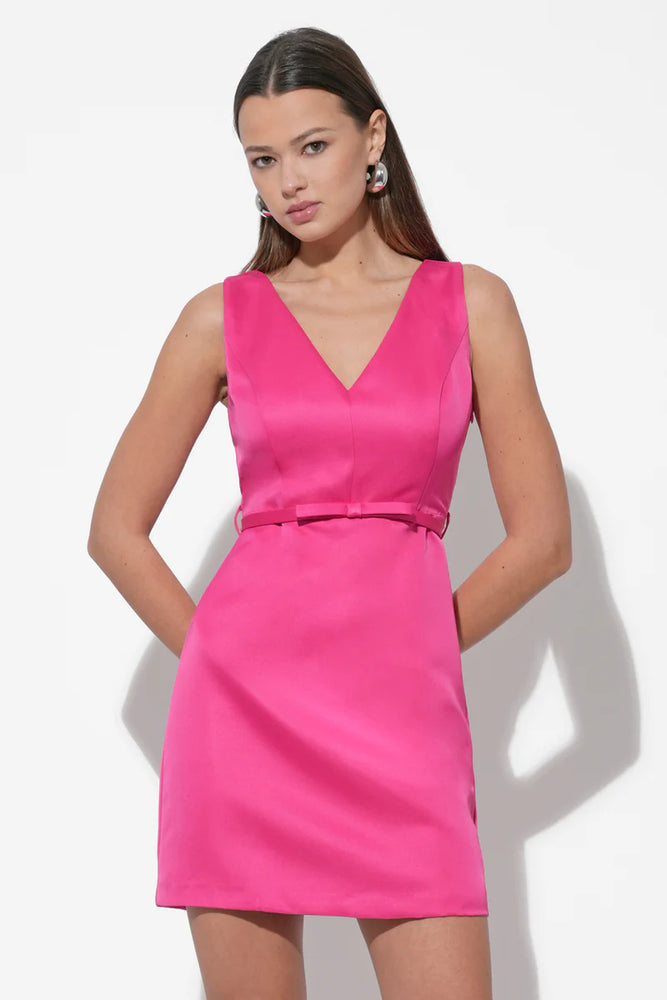 Robe courte satinée à taille ceinturée