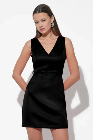Robe courte satinée à taille ceinturée