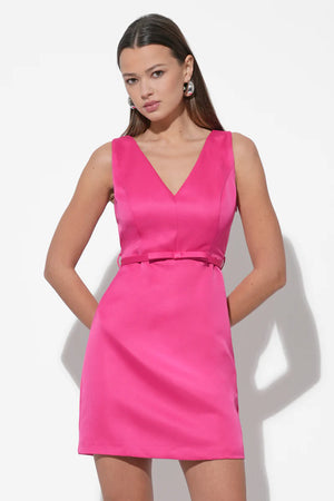 Robe courte satinée à taille ceinturée