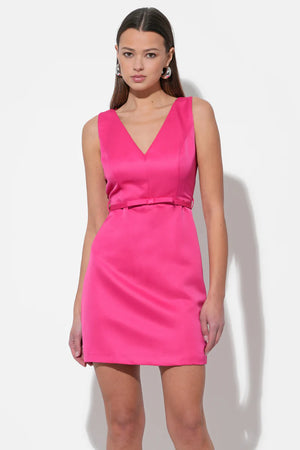 Robe courte satinée à taille ceinturée