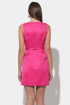 Robe courte satinée à taille ceinturée