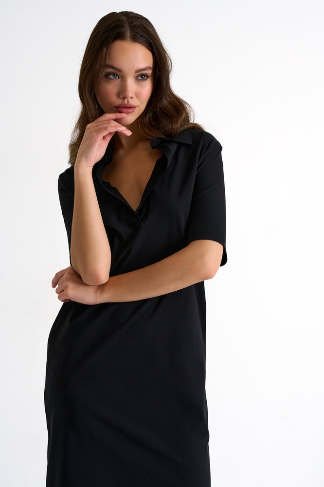 Robe courte à encolure polo