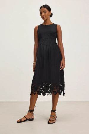 Robe mi-longue à dentelle florale en viscose soyeuse