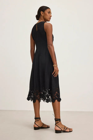 Robe mi-longue à dentelle florale en viscose soyeuse