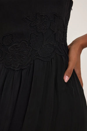 Robe mi-longue à dentelle florale en viscose soyeuse