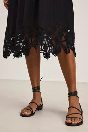 Robe mi-longue à dentelle florale en viscose soyeuse