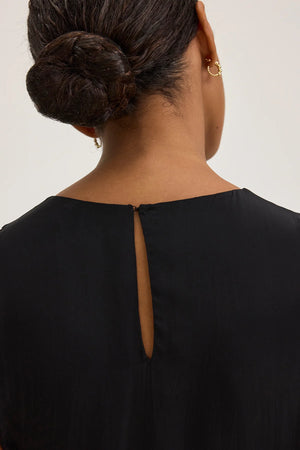 Robe mi-longue à dentelle florale en viscose soyeuse