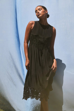 Robe mi-longue à dentelle florale en viscose soyeuse