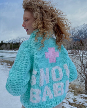 
            
                Load image into Gallery viewer, Cardigan tricot court SNOW BABE
            
        